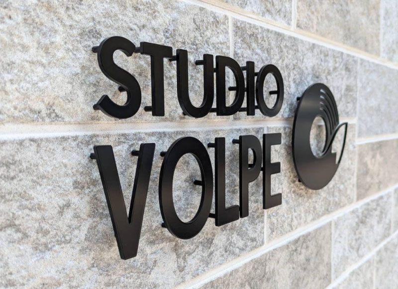 スタジオの看板　ステンレス切り文字
ライブハウス看板